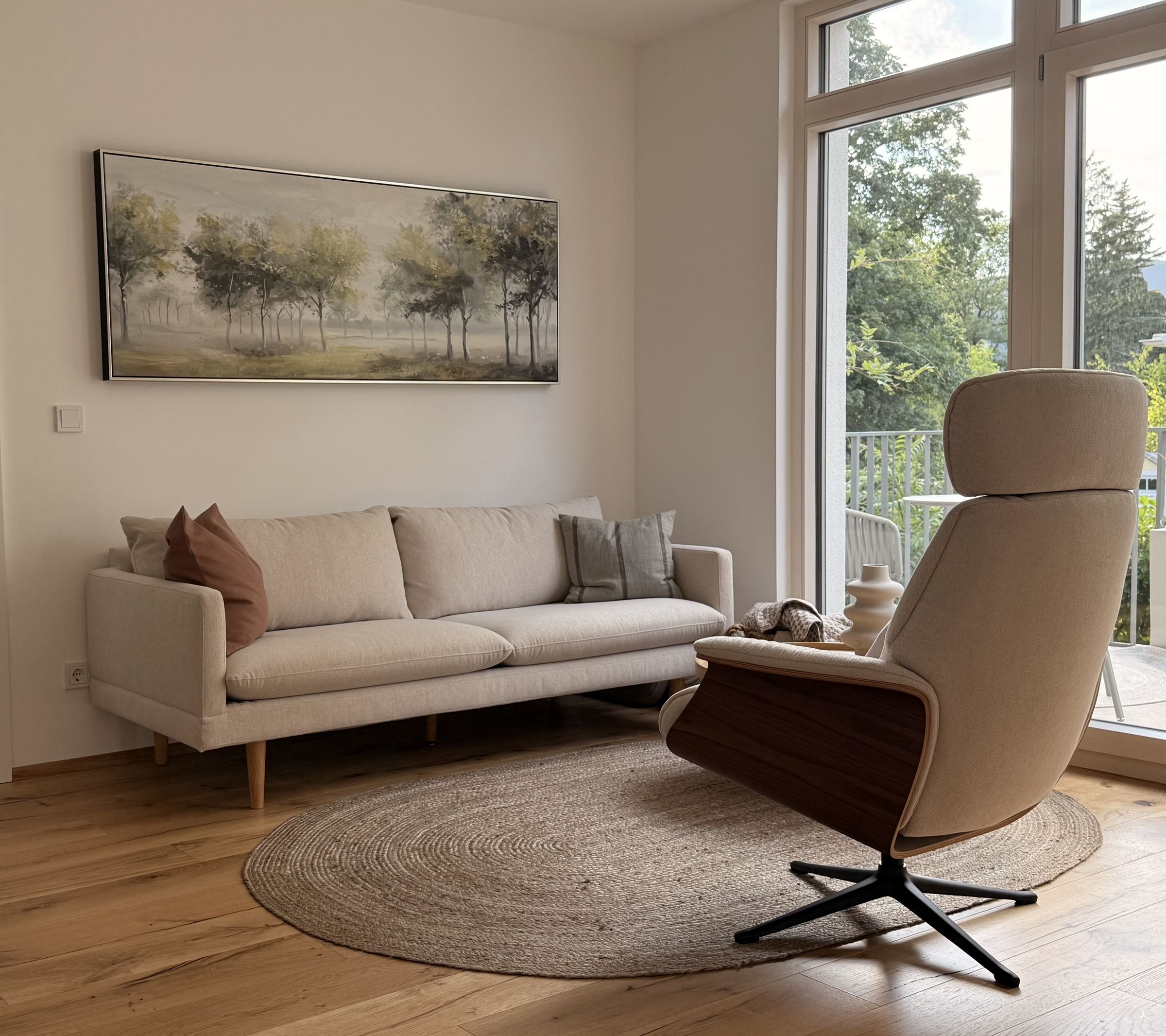 Heller Praxisraum mit Sofa und Sessel